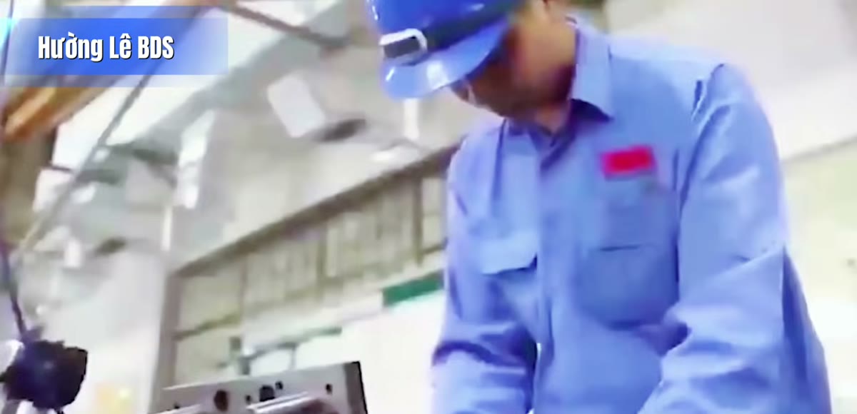 Công nhân đang làm việc trên dây chuyền lắp ráp linh kiện điện tử trong nhà máy