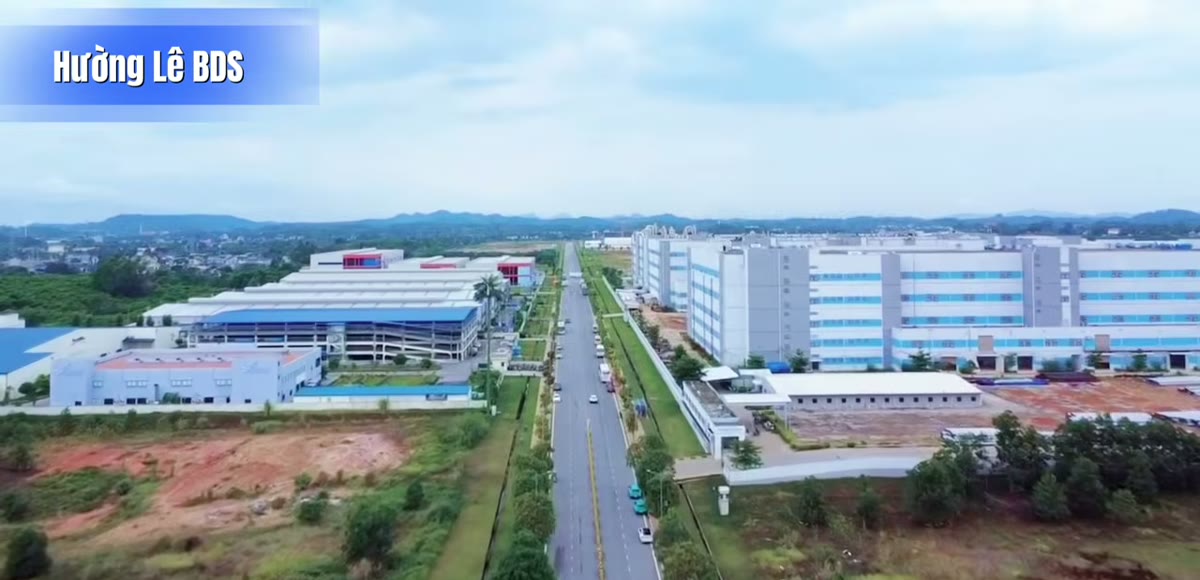 Nhà máy trong Khu công nghiệp Phú Hà nhìn từ trên cao, các dãy nhà xưởng nằm sát nhau