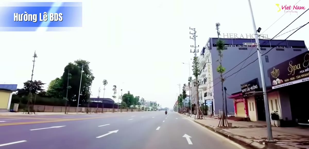 Dãy hàng quán và nhà ở mới xây dọc con đường chạy qua khu công nghiệp
