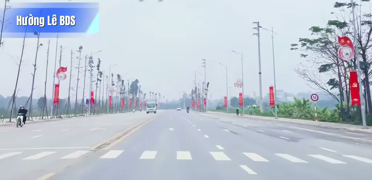 Đường 35 chạy dọc Khu công nghiệp Phú Hà, hai bên là nhà dân và hàng quán