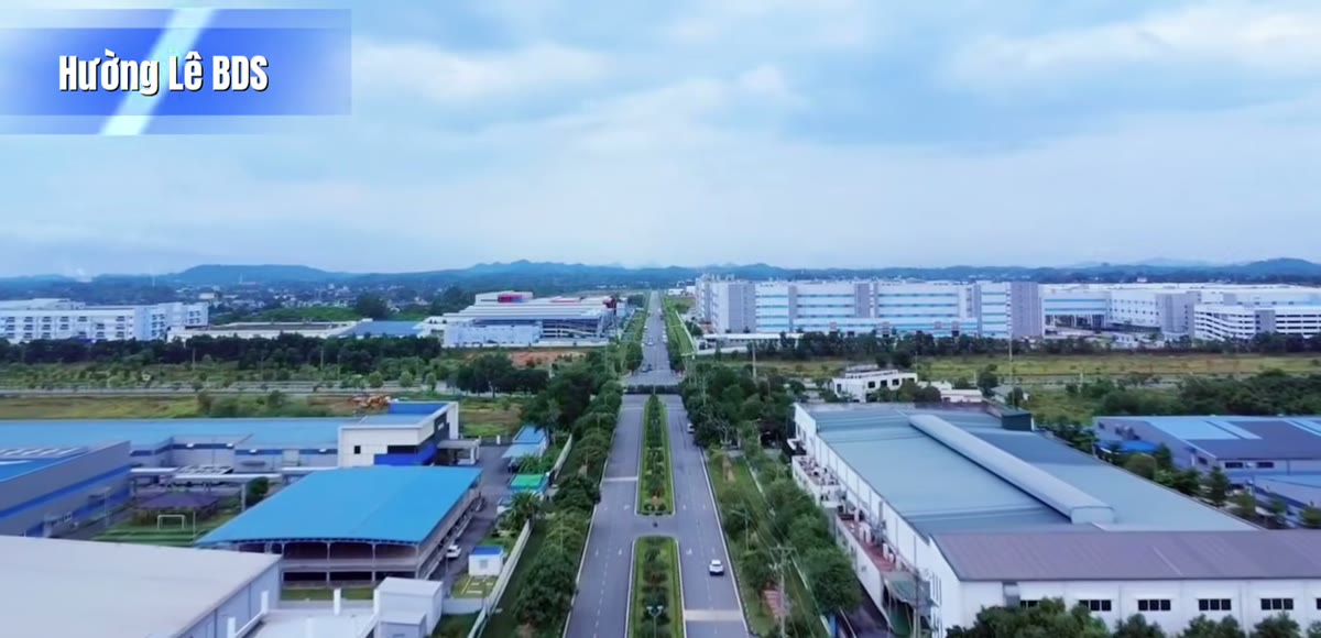 Toàn cảnh Khu công nghiệp Phú Hà nhìn từ trên cao, các nhà xưởng nằm dọc hai bên đường nội khu