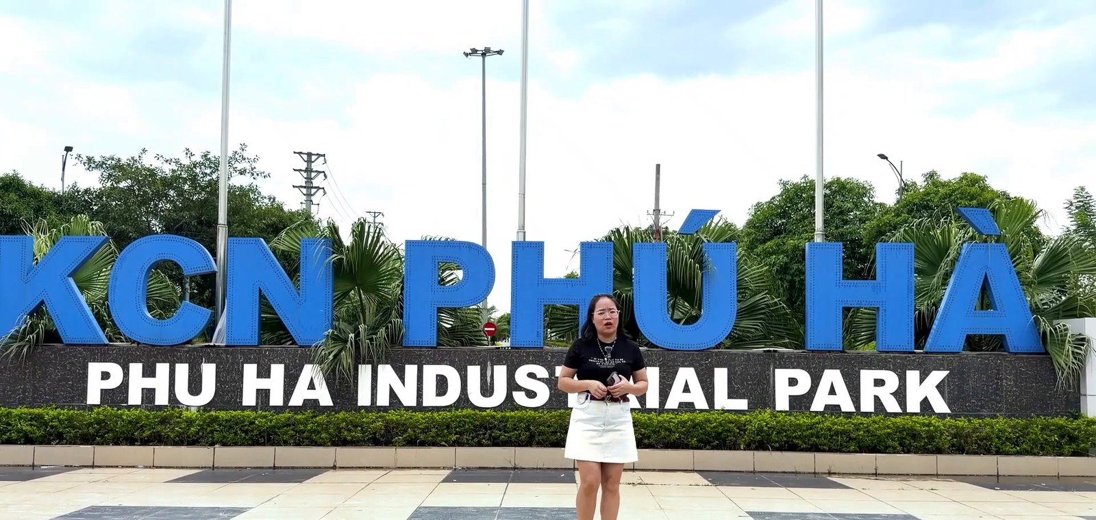 Hường Lê đứng trước biển Khu công nghiệp Phú Hà, Phu Ha Industrial Park